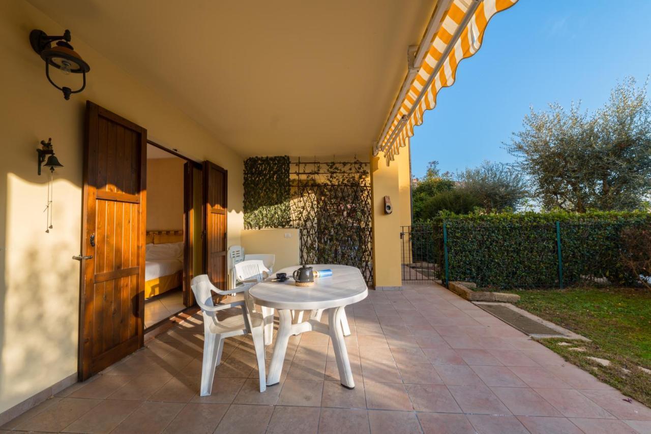 Gardappartamenti Tito Speri Pool And Garden Sirmione Exteriör bild
